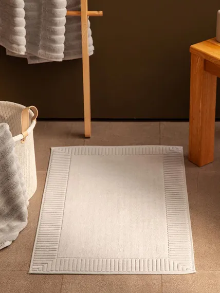 Коврик для ванной с фактурным бортиком кремового цвета из коллекции essential, 50x80 см