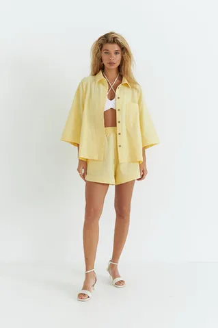 Шорты из вареного хлопка желтого цвета