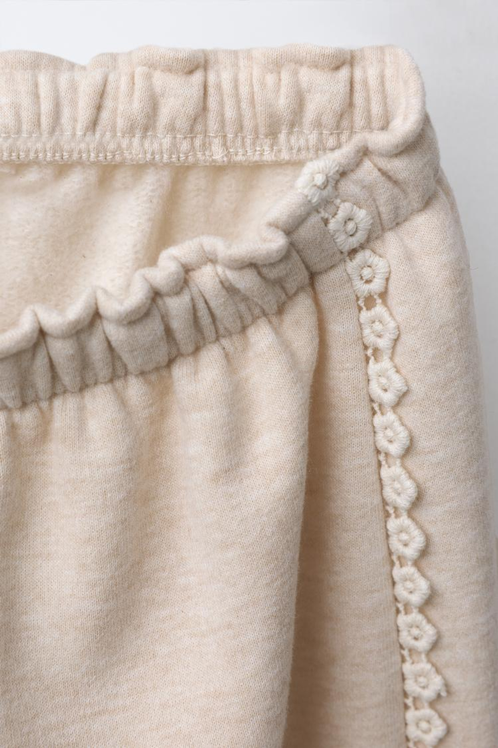 ZARA БРЮКИ-ДЖОГГЕРЫ С ЦВЕТОЧНЫМ КРУЖЕВОМ, ПЕСОЧНЫЙ МЕЛАНЖ