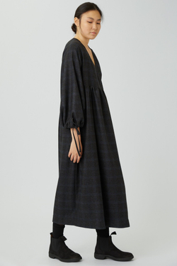 Платье на запах с широкими рукавами длины макси в темно-серую клетку