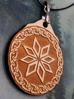 Кулон из дерева Алатырь