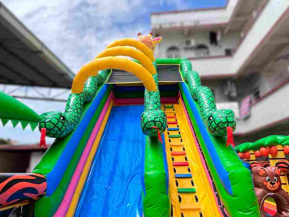 Коммерческий надувной батут «Зоопарк» с крышей, 15*7*9 м.