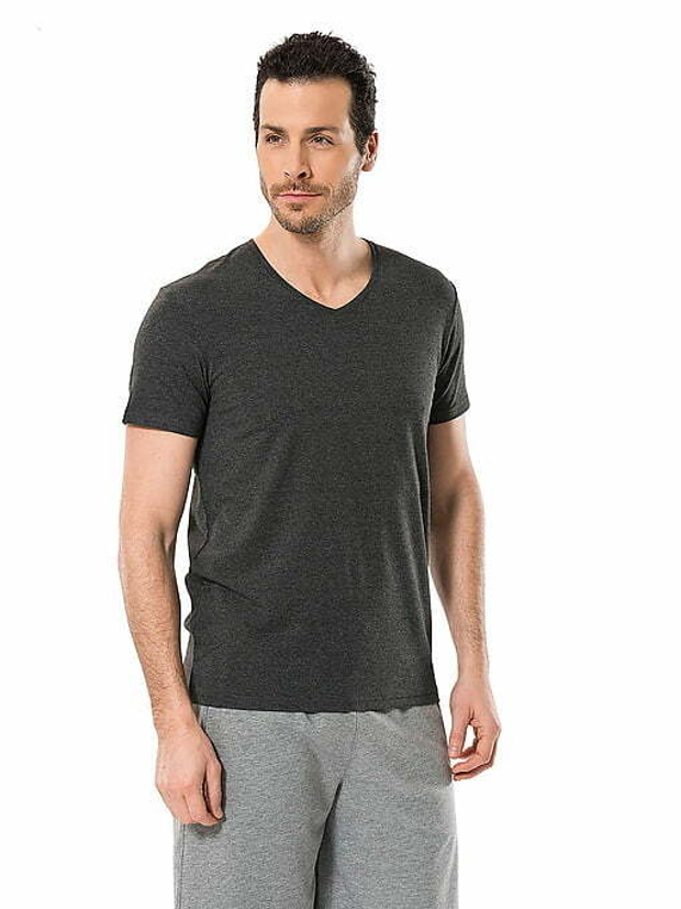 Футболка мужская с V-образным вырезом