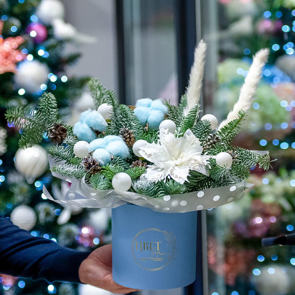 Нобилис в шляпной коробке в голубом оформлении