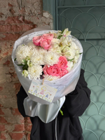 Букет из кустовой пионовидной розы, альстромерии и хризантемы