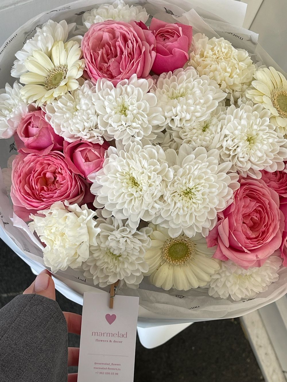 Авторский букет из хризантемы, яркой кустовой пионовидной розы и минигербер