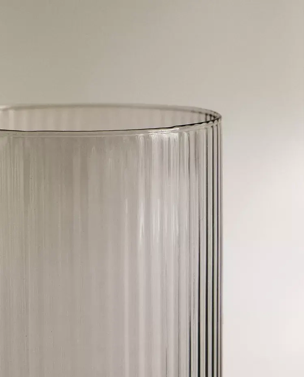 ZARA HOME СТАКАН ИЗ ТЕРМОСТОЙКОГО СТЕКЛА С РЕЛЬЕФНЫМ УЗОРОМ В ПОЛОСКУ, СЕРЫЙ