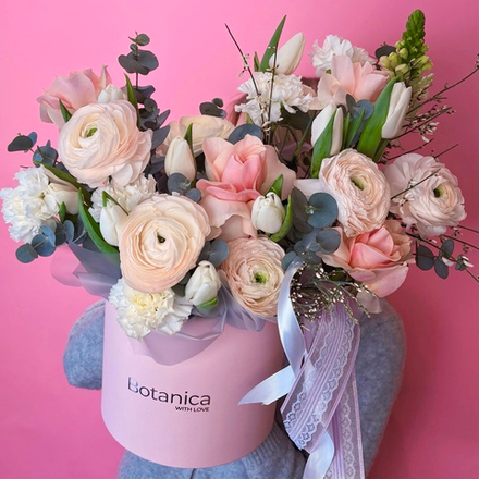 Цветочная композиция с тюльпанами и ранункулюсами