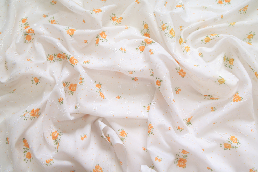 Батист вышивка белый в персиковый цветок