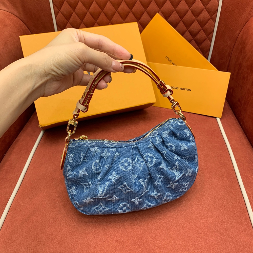 Louis Vuitton Pochette Valley