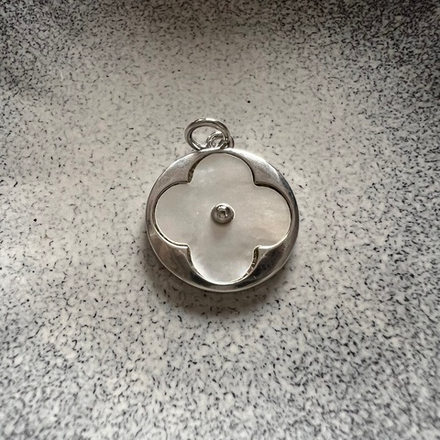 Подвеска клевер перламутр. Фурнитура для изготовления украшений и аксессуаров.