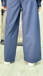 Брюки с лампасами и кружевом