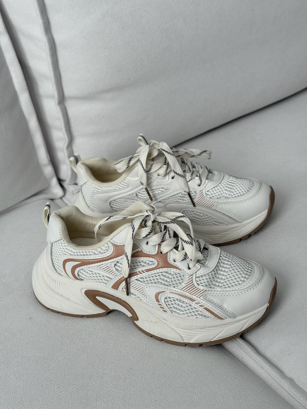 Кроссовки из эко кожи