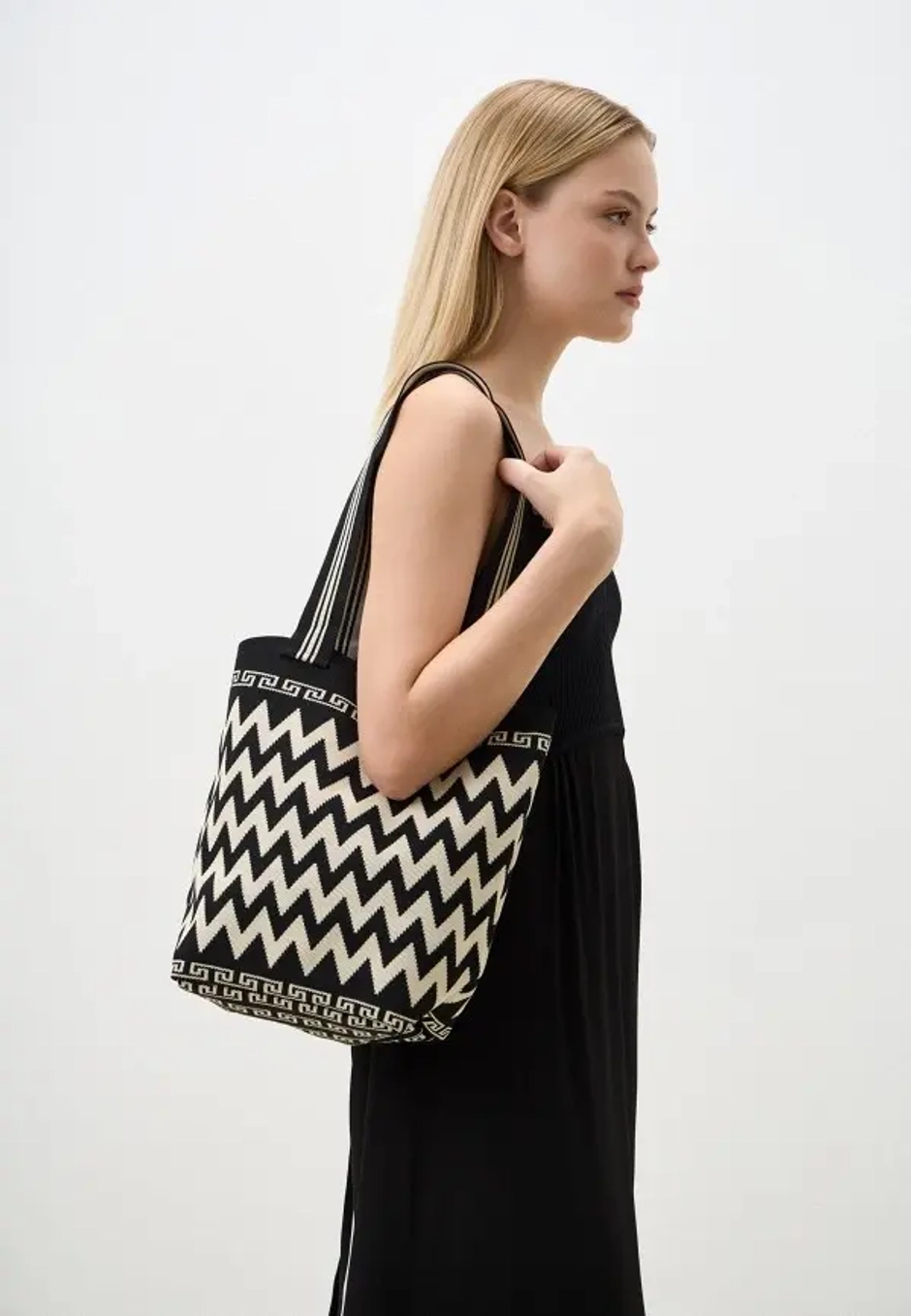 5161-045-650 white/black-25L Женская сумка