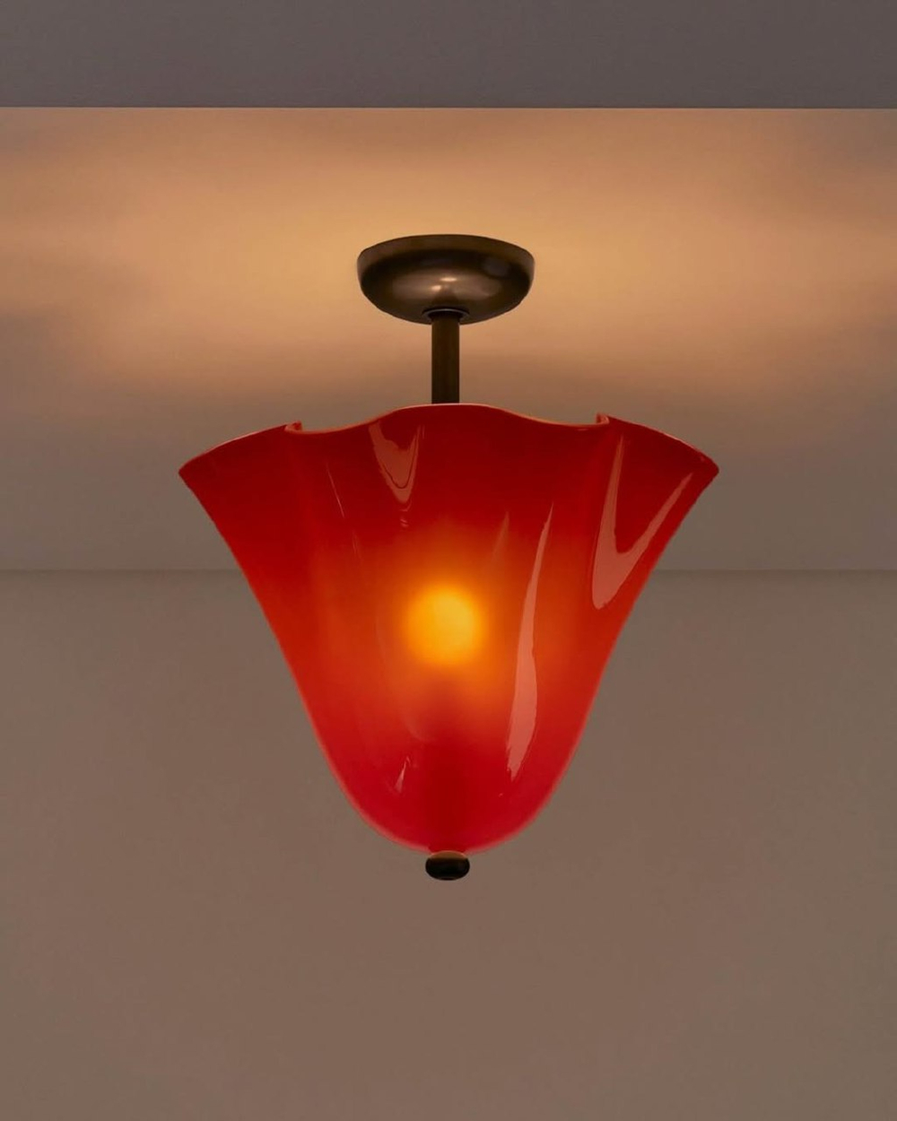 Изящный потолочный светильник