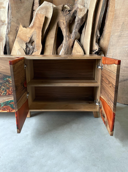 Шкаф из ореха в огненно-бронзовых и оливковых тонах