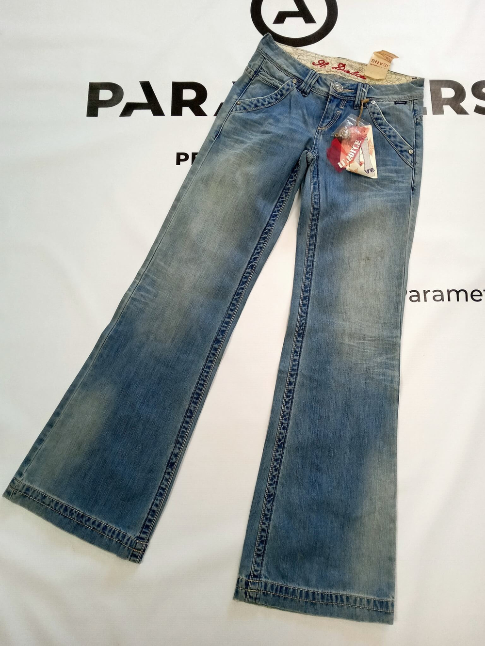 Джинсы IL'DOLCE jeans flare.Цвет голубой с эффектом потёртости. Размер walst:25 -40/42 русский