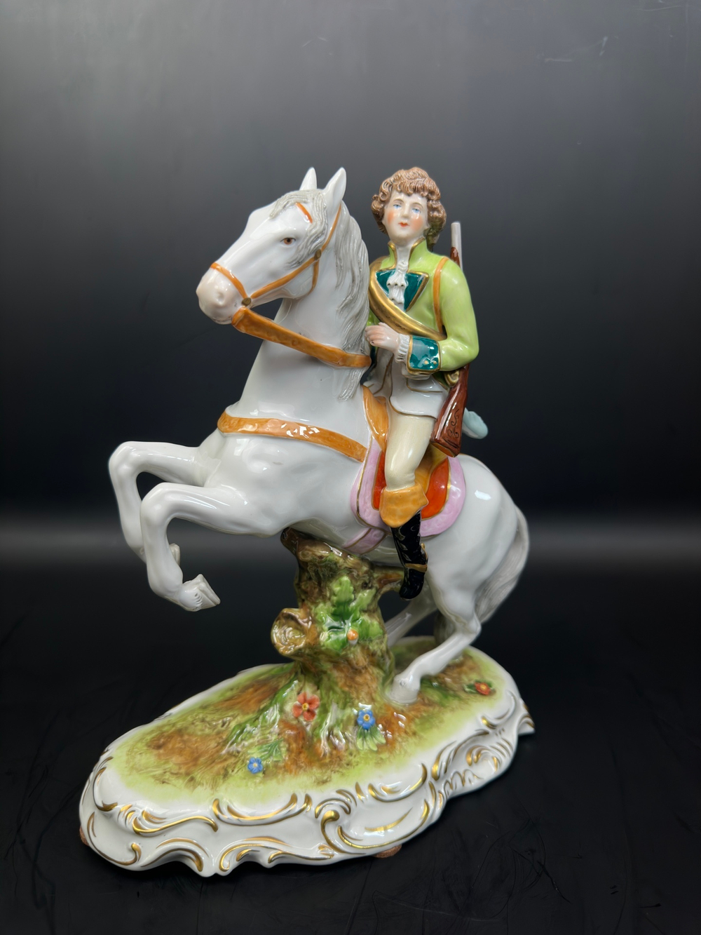 Конный охотник с ружьем