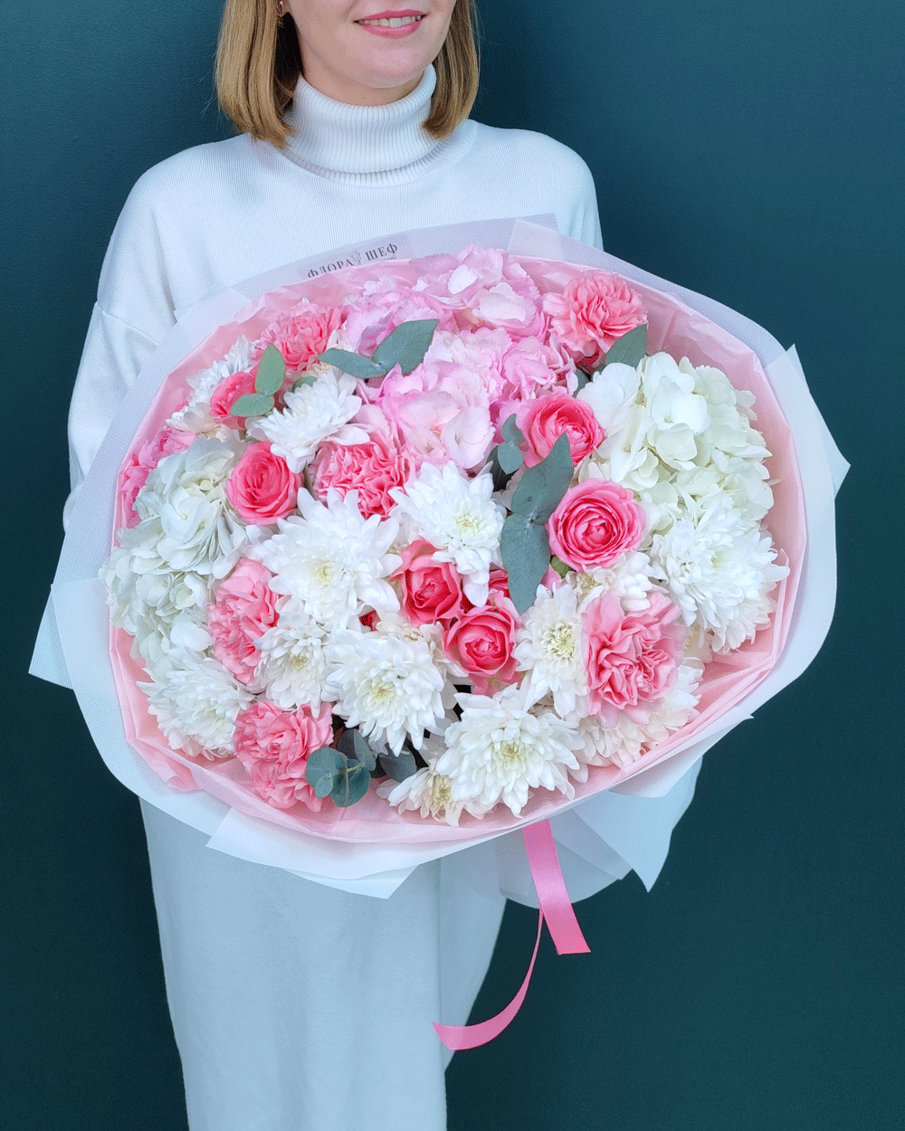 Букет из гортензии,хризантемы,диантусов и кустовой розы(00475)