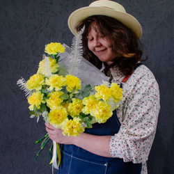 56. Жизнерадостный букет с диантусами и папоротником