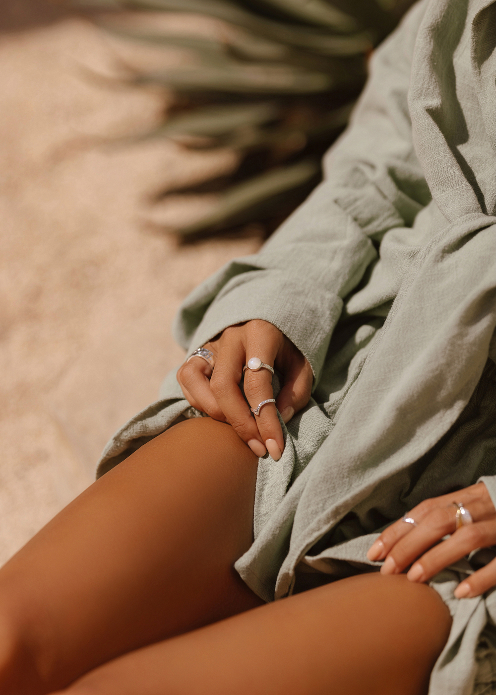 Кольцо «Моно» с лунным радужным камнем