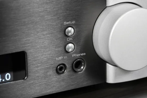 Moon by Simaudio 240i 2-tone