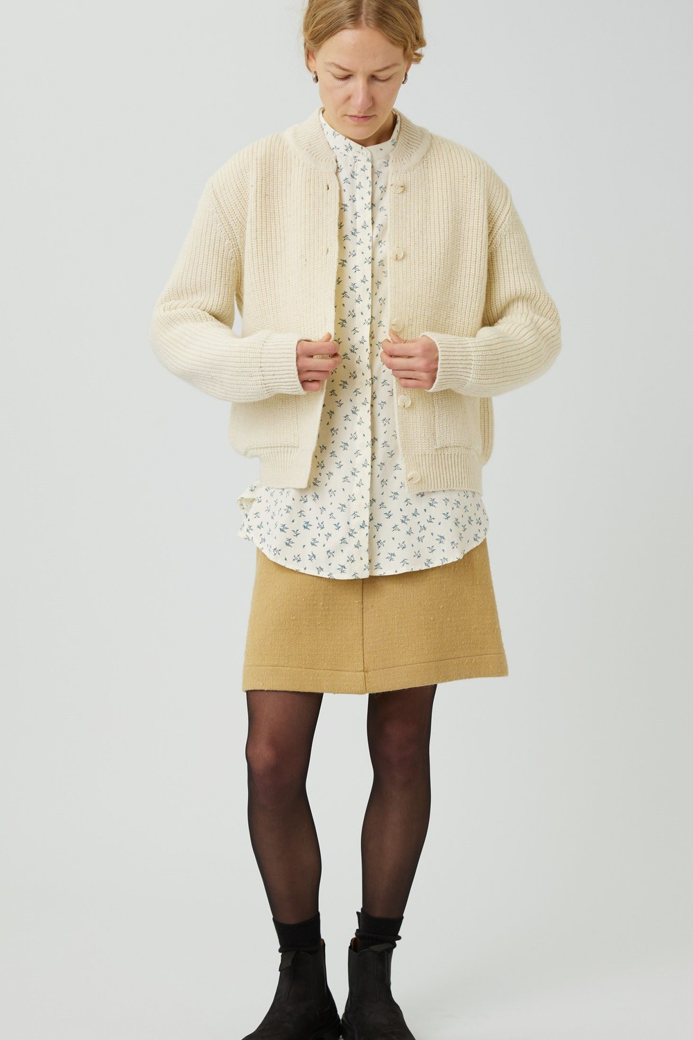 Рубашка покроя реглан молочная с синими веточками