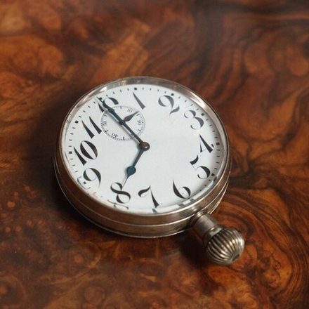 Большие ковровые или автомобильные часы