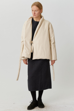 Зимняя куртка на запах из молочной бархатистой мембраны