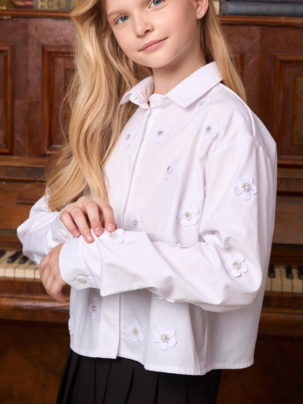Рубашка для девочки белая с цветочками укороченная