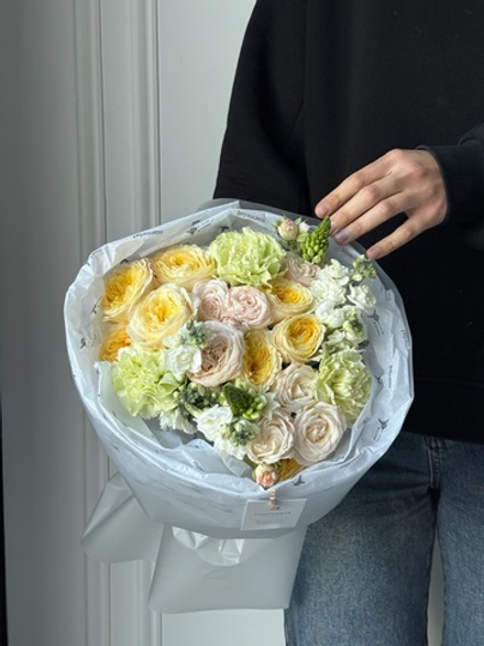 Букет из кустовых пионовидных роз, диантусов, маттиолы и орнитогалума