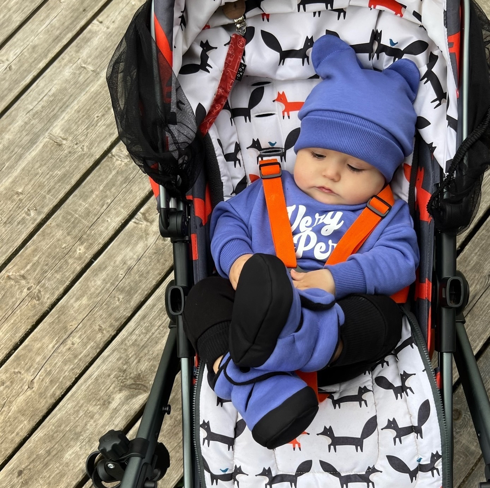 Свитшот Very Peri чёрного цвета с текстом