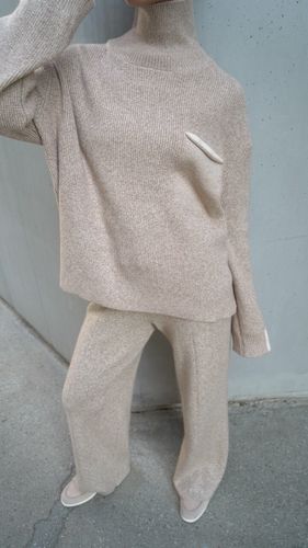 Женский трикотажный костюм бежевого цвета