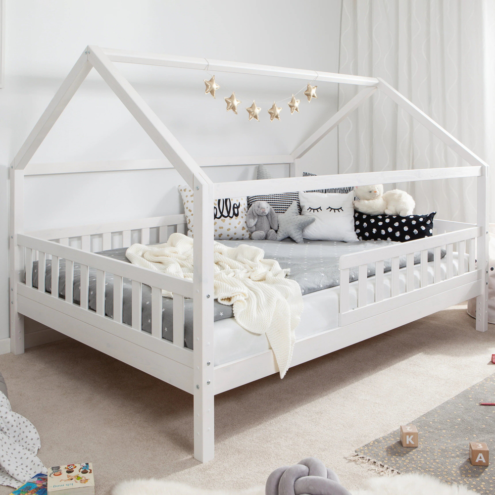 Кровать-домик 140x200 Чайн из сосны с регулировкой высоты, бортиками и основанием, белая