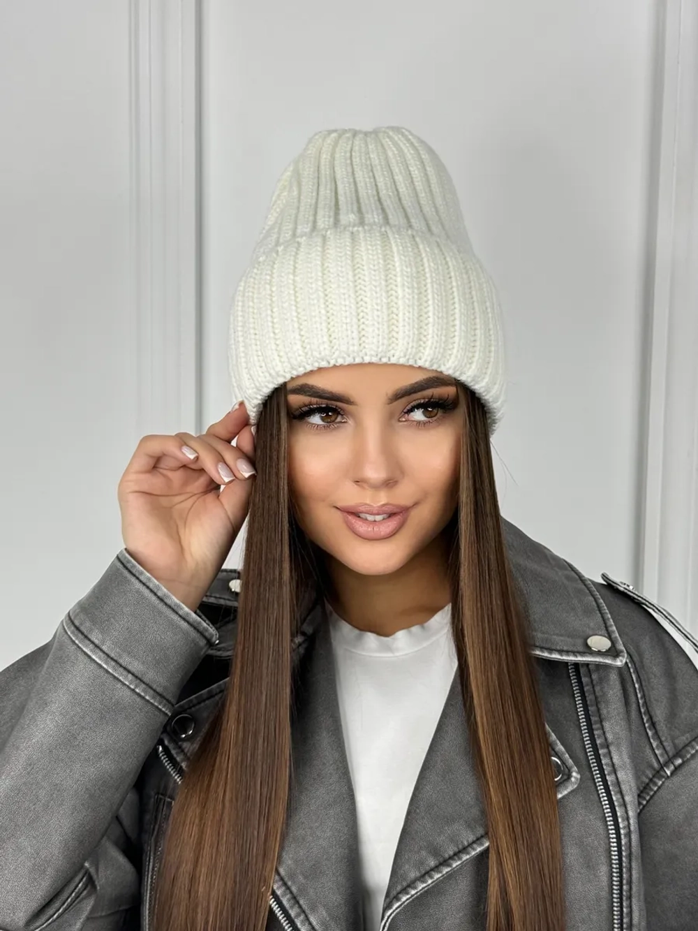 шапка вязаная теплая зимняя с отворотом стильная