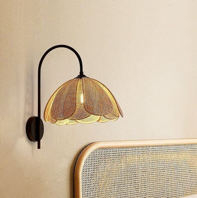 Настенный светильник с абажуром из ротанга создаёт мягкое тёплое освещение и уютную атмосферу.
