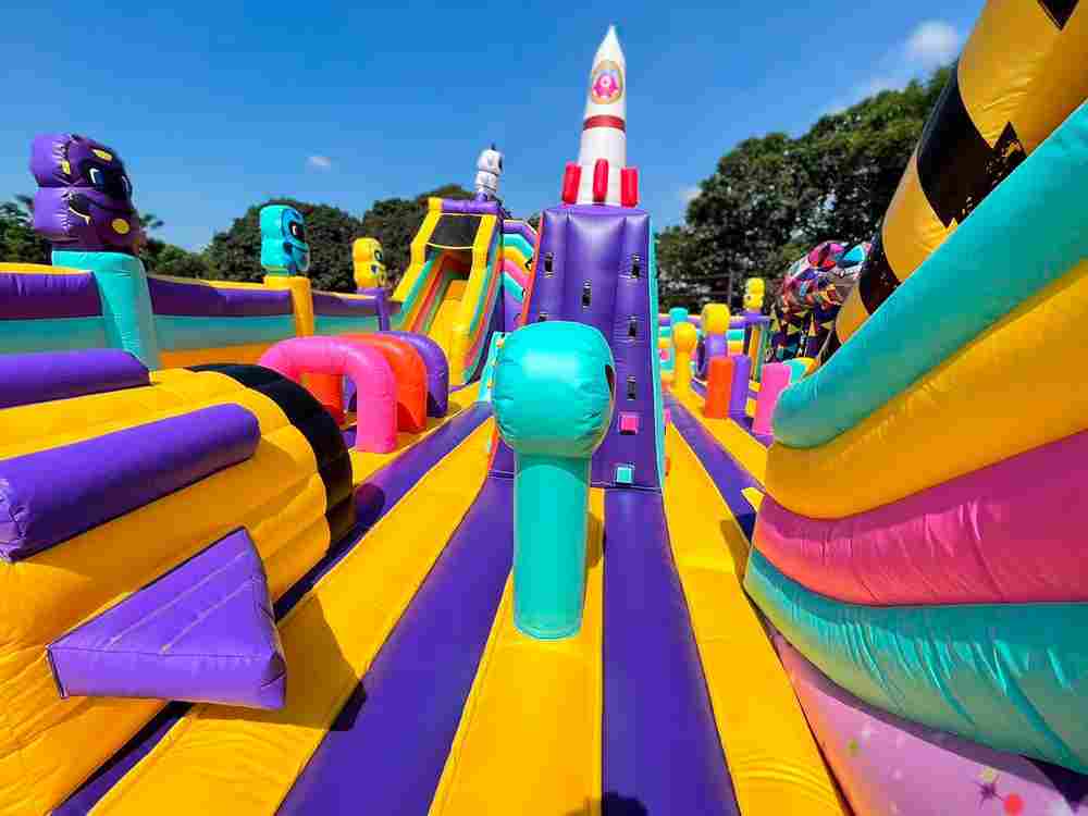 Коммерческий надувной батут «Космический калейдоскоп», размер 16*8,5*6 м