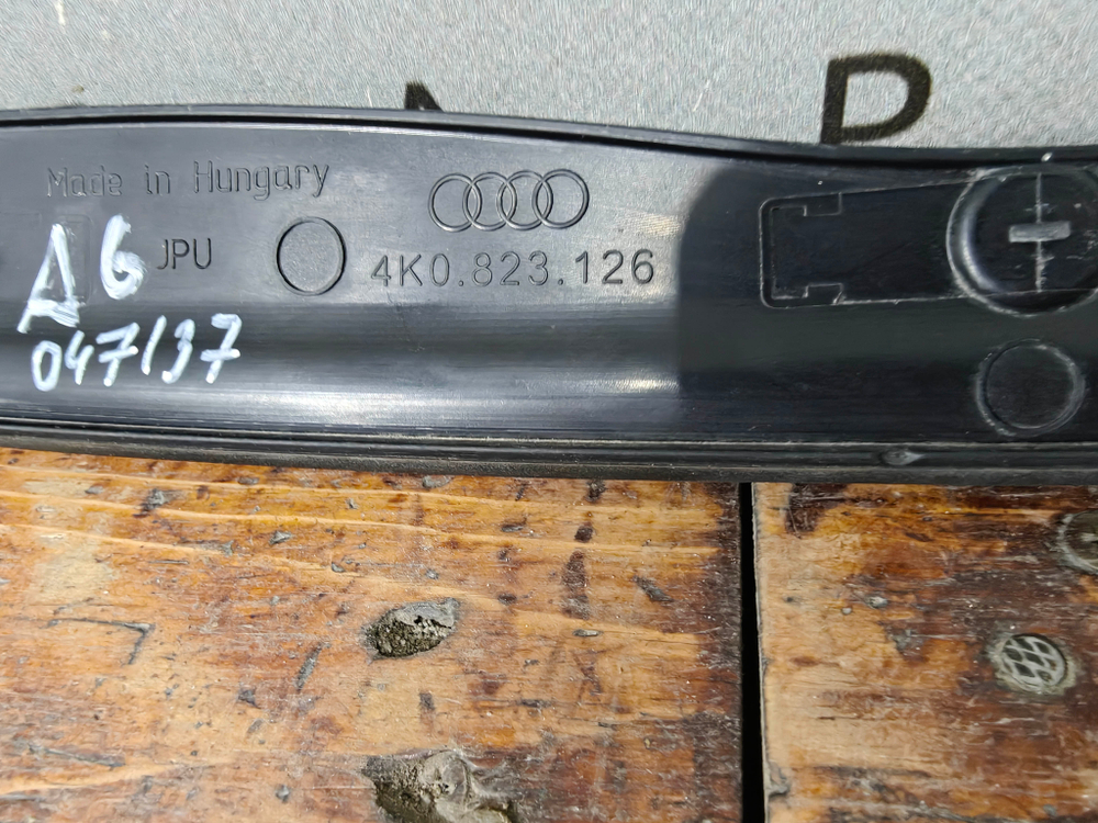 Уплотнитель капота правый Audi A6 (C8) 18-25 Б/У Оригинал 4K0823126