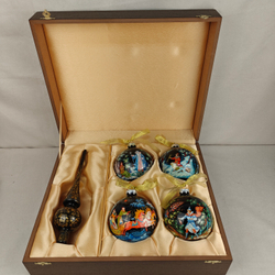 Сувенирный набор из 4-х новогодних шаров и наконечника с ручной росписью Палех "Сказки"