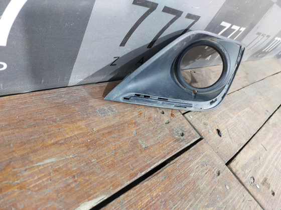 Накладка ПТФ правая Mitsubishi Outlander 3 15-18 Б/У Оригинал 8400G482