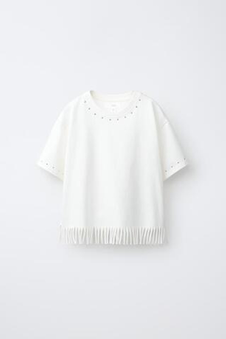 ZARA ФУТБОЛКА С БАХРОМОЙ И ЗАКЛЕПКАМИ, БЕЛЫЙ