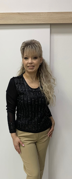 Комбинированный черный блузон с пайетками и камушками.