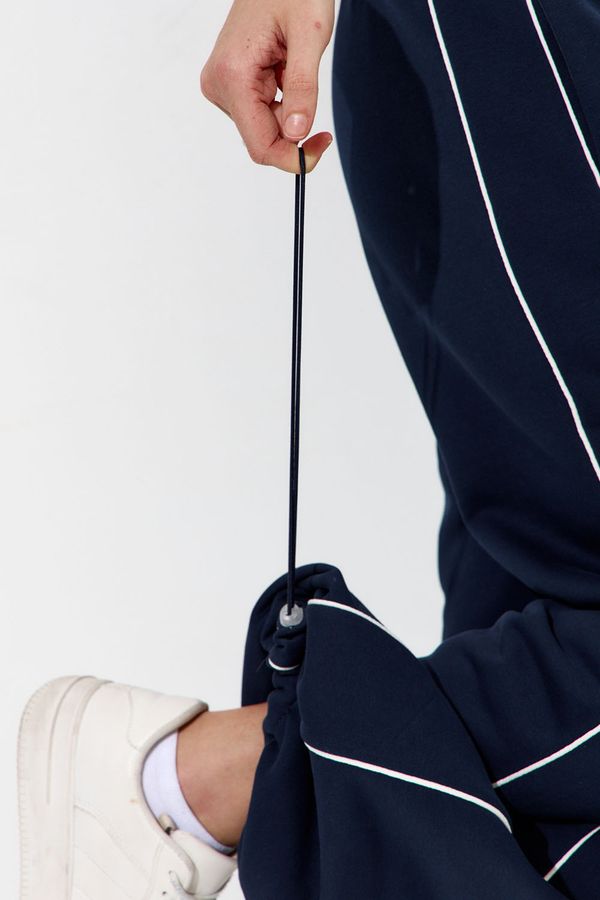 Широкие джоггеры без начеса с кантом цвета нейви