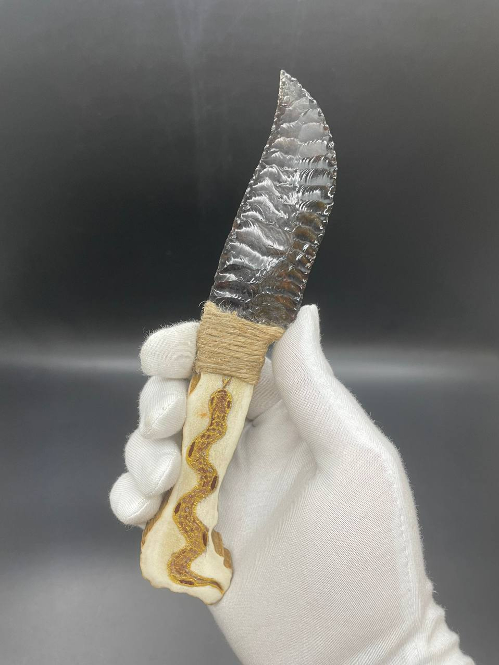 Обсидиановый нож с рукояткой из рога оленя с рисунком змеи 17 см