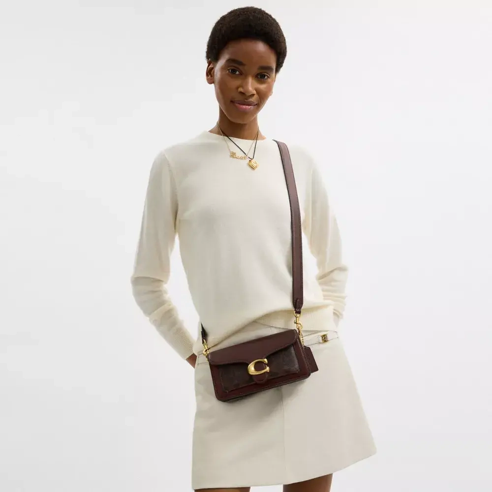 COACH СУМКА ЧЕРЕЗ ПЛЕЧО TABBY 20 ИЗ ФИРМЕННОГО ХОЛСТА, ТЕМНО-КОРИЧНЕВЫЙ