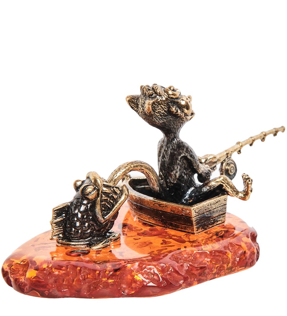 Народные промыслы AM-2046 Фигурка «Кот рыбак с пираньей» (латунь, янтарь)