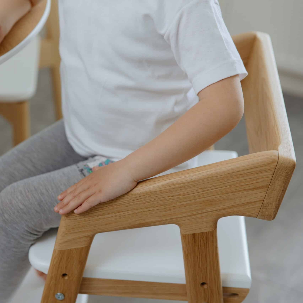Растущий стул: натуральный дуб, белое сиденье