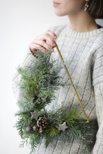 Рождественский венок с декором на треугольной металлической основе