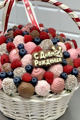 Корзина с клубникой в шоколаде "Клубничная принцесса"
