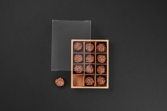 Упаковка с прозрачной крышкой для 12 шоколадных конфет